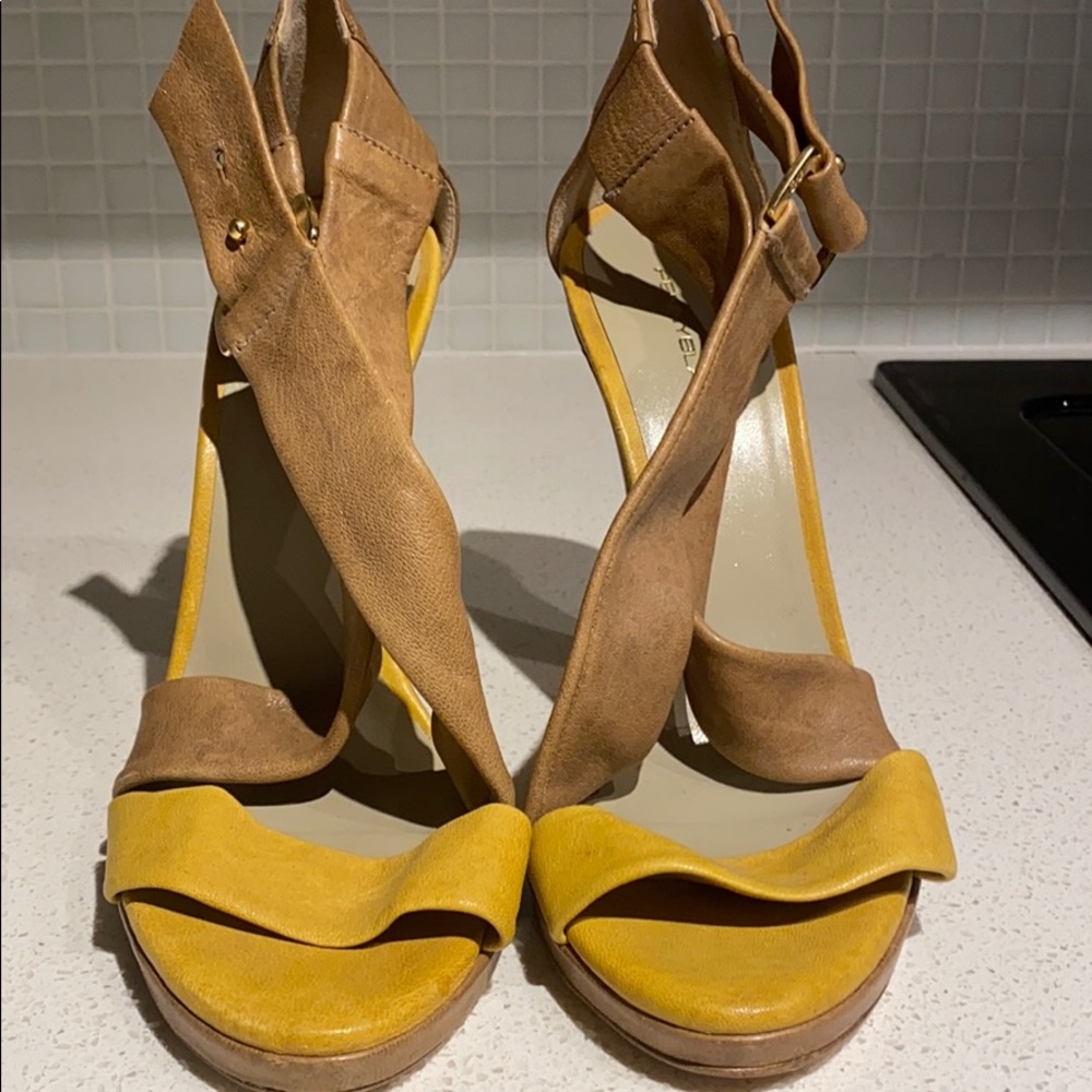 Size 9 Penny Black strappy leather sandals.